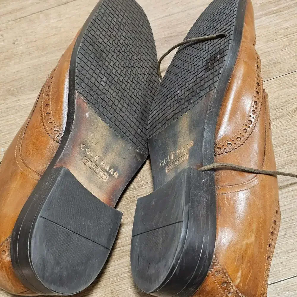 Cole Haan Wingtip  Oxford Mens 10.5 British Tan Leather Dress shoes